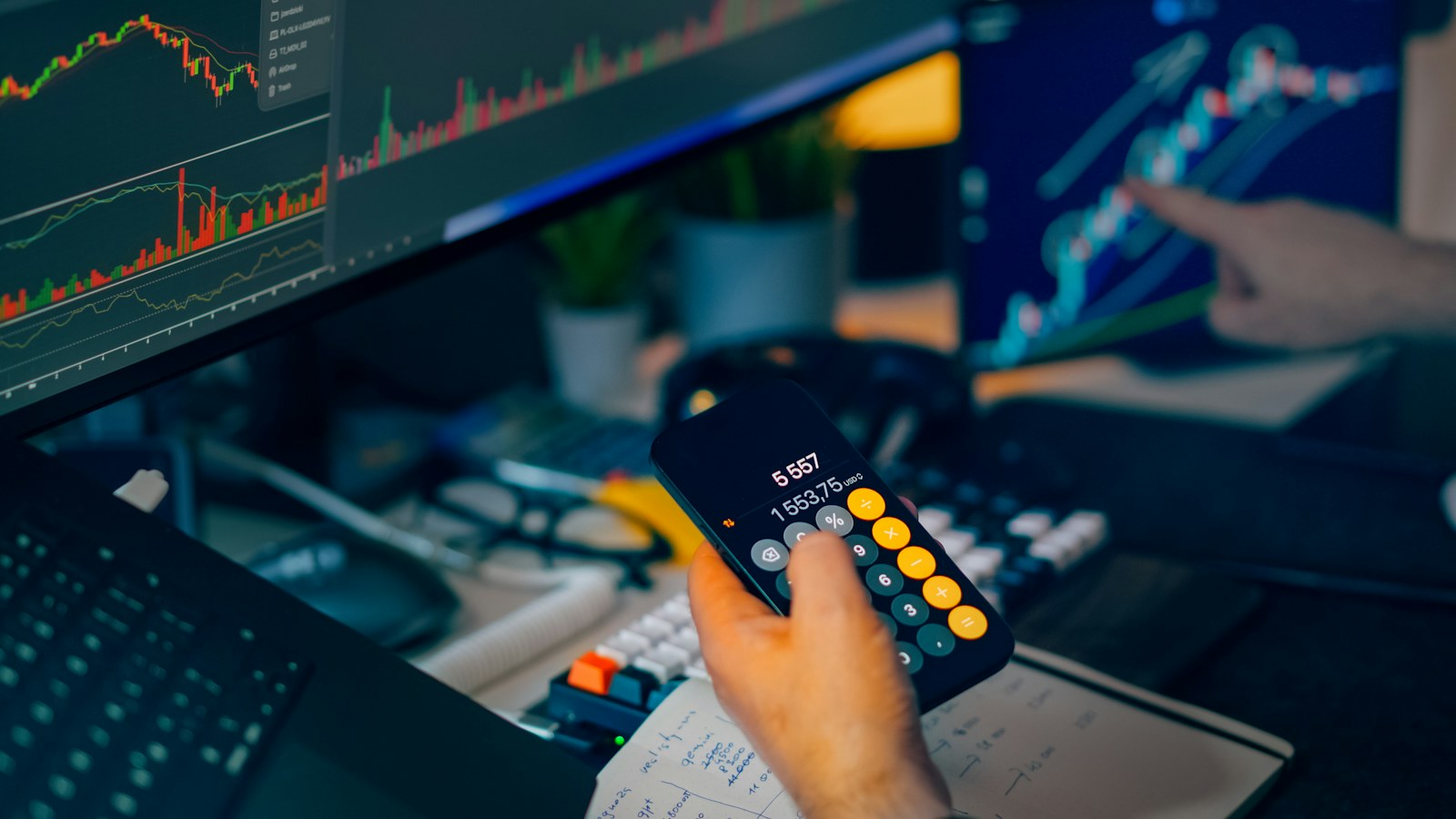 Schermi finanziari e calcolatrice per la gestione degli investimenti