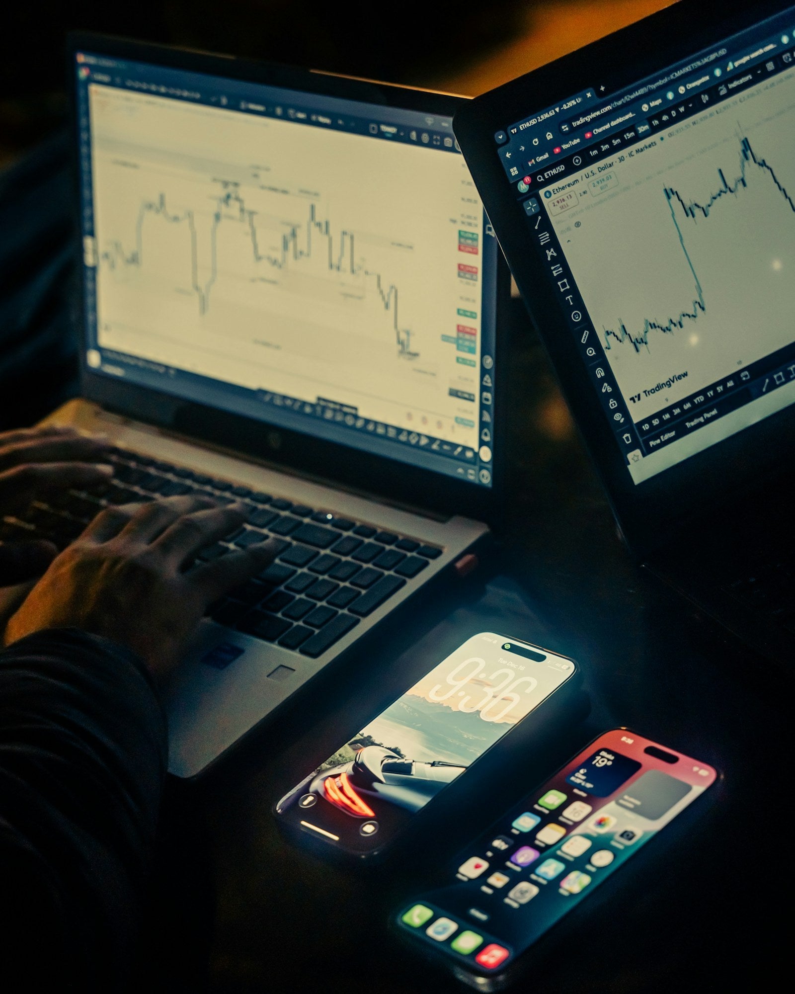Professionisti analizzano mercati finanziari davanti a laptop