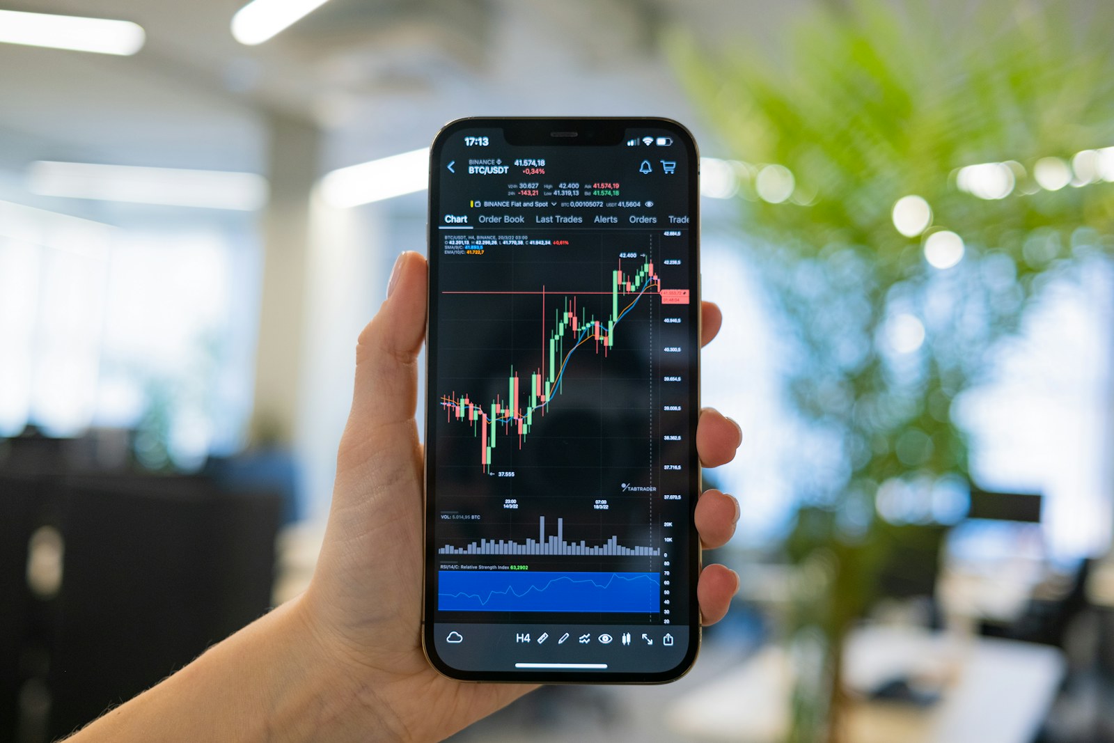Smartphone con grafico finanziario durante il monitoraggio del mercato