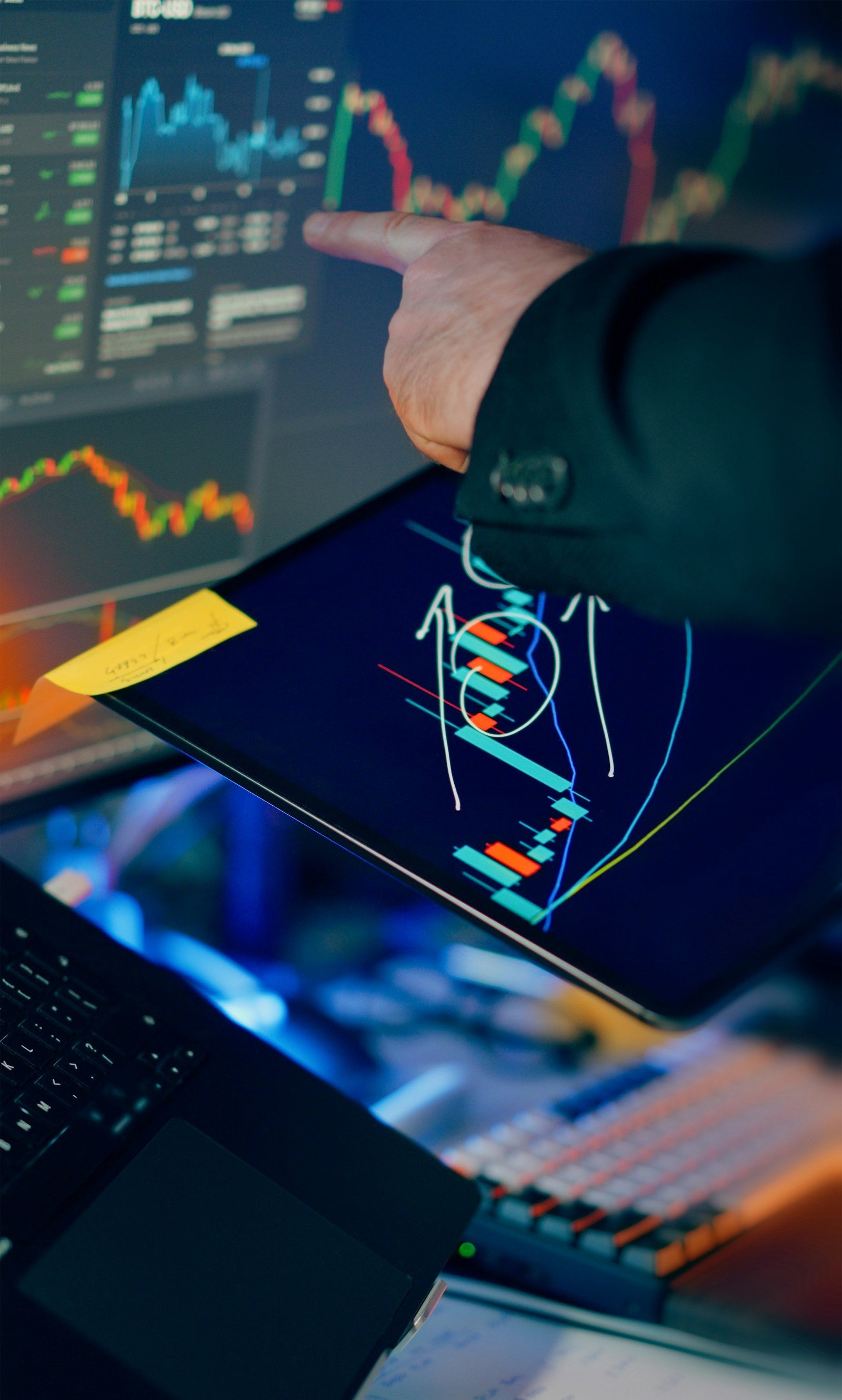 Analisi di ordini di trading su più schermi finanziari