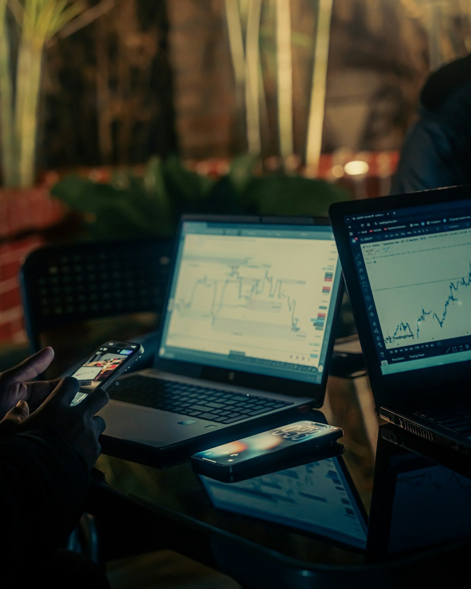Analisti al lavoro su computer con grafici di borsa