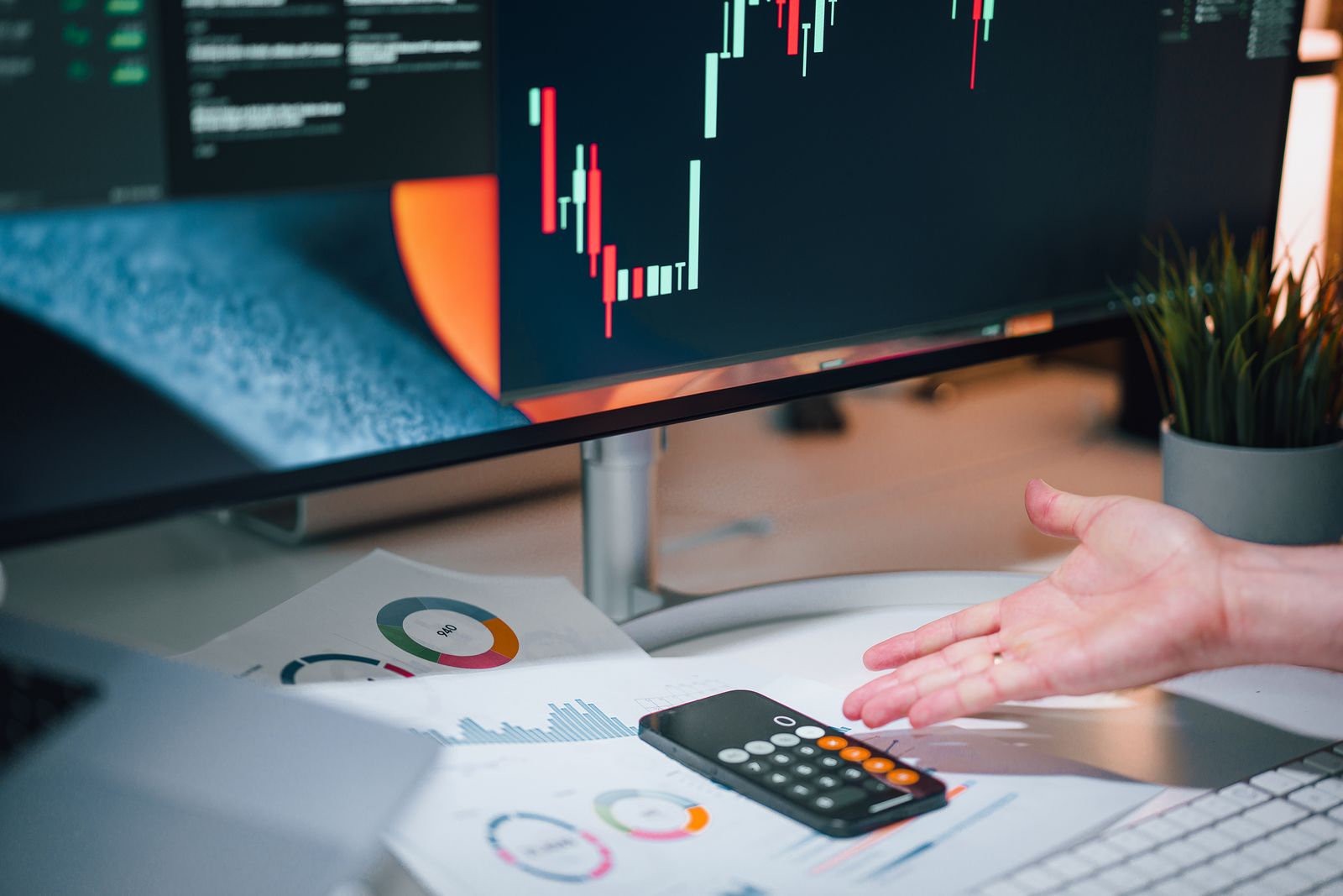 Postazione finanziaria con monitor e documenti