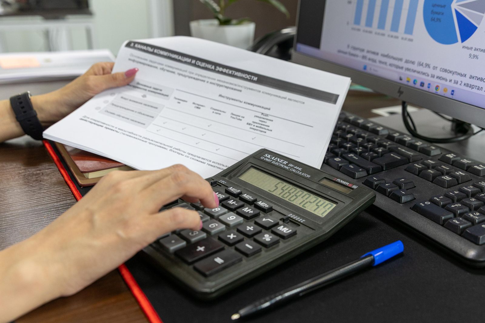 Persona che verifica documenti finanziari e importi con una calcolatrice