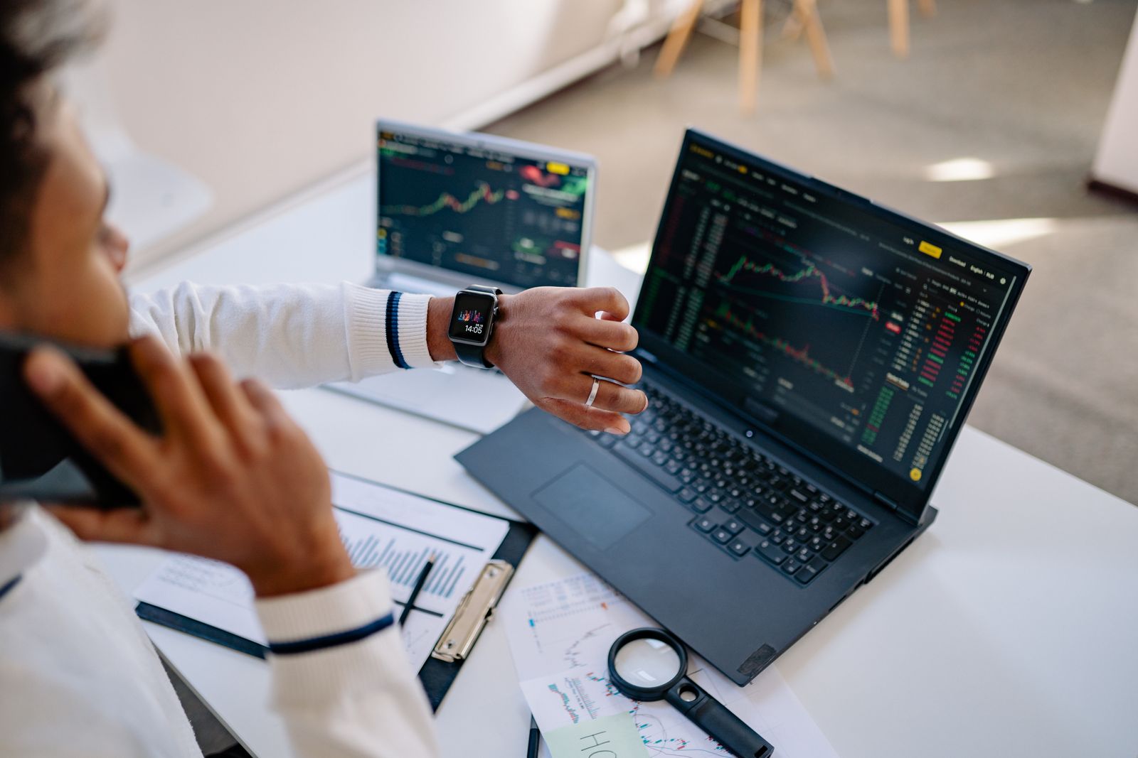 Professionista che lavora al computer con dati di mercato