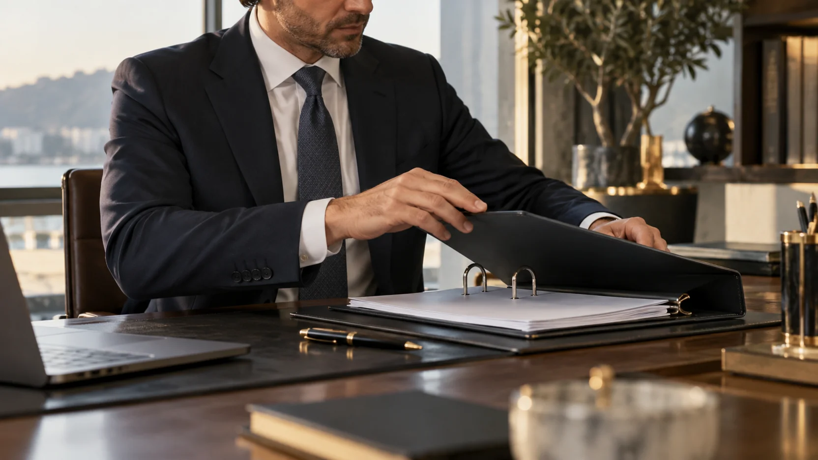 Professionista chiude un fascicolo dopo aver controllato un calendario di rimborso
