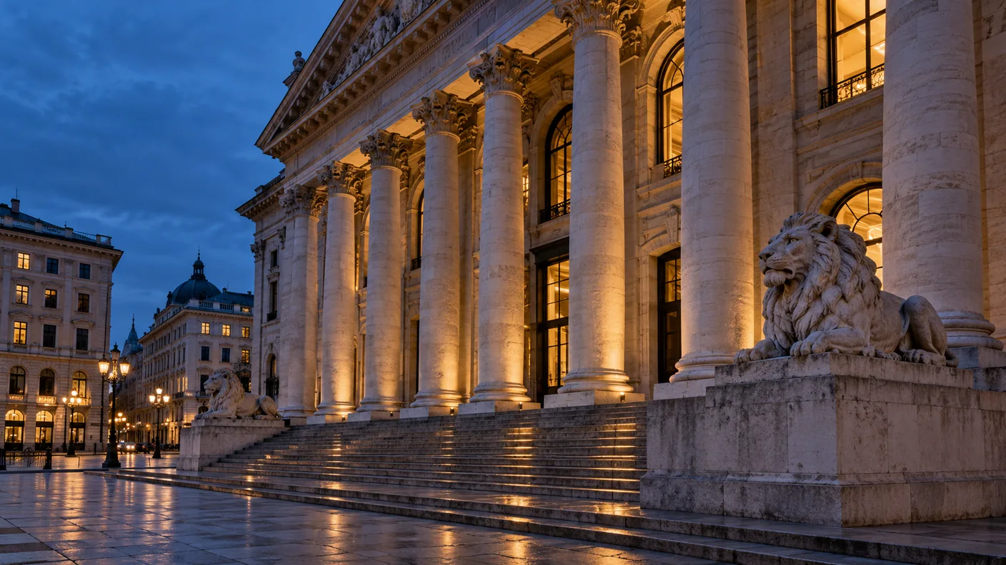 Facciata di un edificio finanziario europeo al crepuscolo